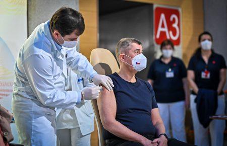 Премʼєр Чехії у прямому ефірі вакцинувався від коронавірусу