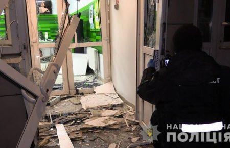 Ночью в Киеве взорвали помещение самообслуживания одного из банков (видео)