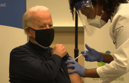 Президента США Джо Байдена вакцинували проти COVID-19 у прямому ефірі