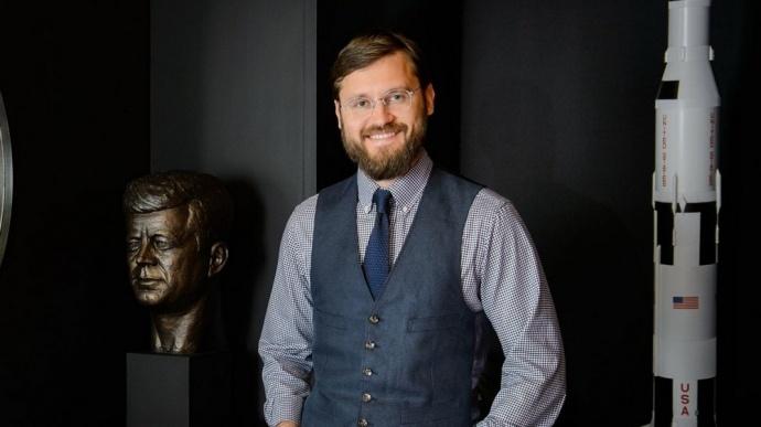 Ексголова Держкосмосу оскаржує своє звільнення у суді