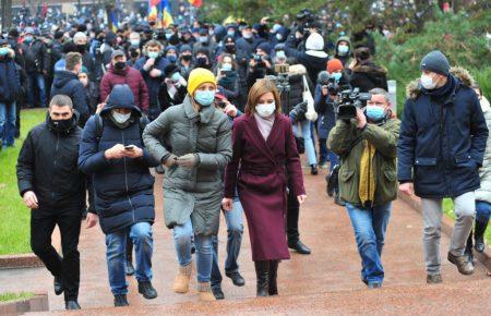 Парламент Молдови обмежив повноваження Санду, люди вийшли на протест (ФОТО)