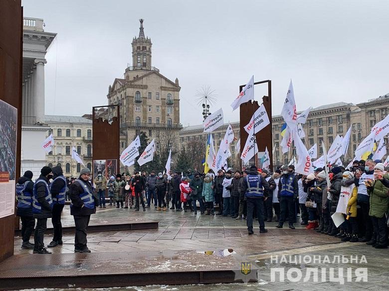 Около 40 полицейских получили химические ожоги глаз во время акции на Майдане