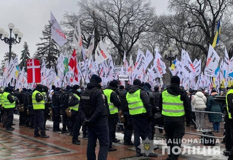 В центре Киева протестуют из-за локдауна, полиция заступила на усиленное дежурство