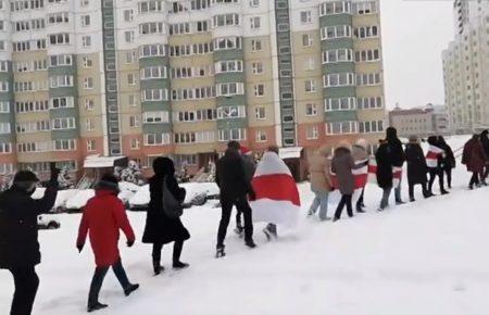 «Наша возьмет» — в городах Беларуси продолжаются протесты, а Лукашенко обещает новый проект Конституции