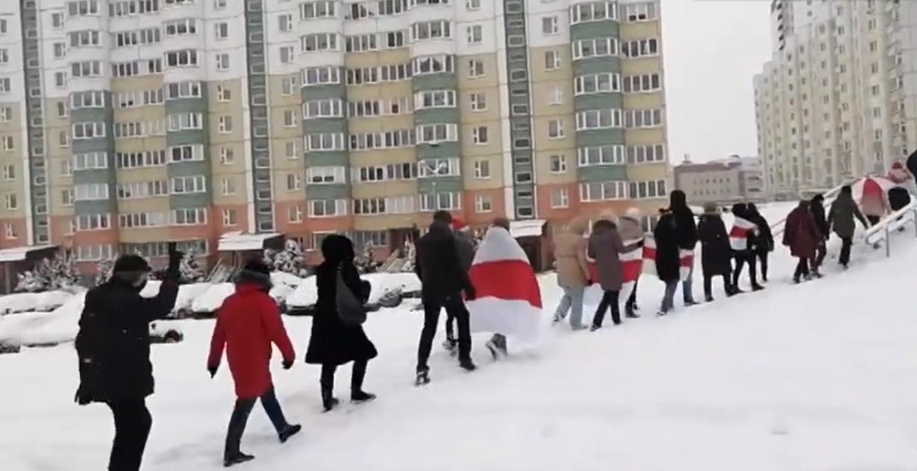 «Наша возьмет» — в городах Беларуси продолжаются протесты, а Лукашенко обещает новый проект Конституции