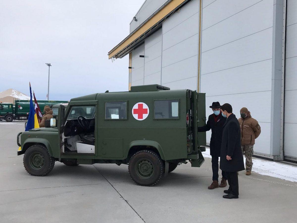 Латвія передала ЗСУ сім медичних автомобілів (ФОТО)