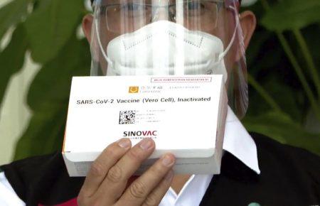 В Індонезії розпочали вакцинацію від COVID-19 препаратом Sinovac, першим щеплення отримав президент (ВІДЕО)