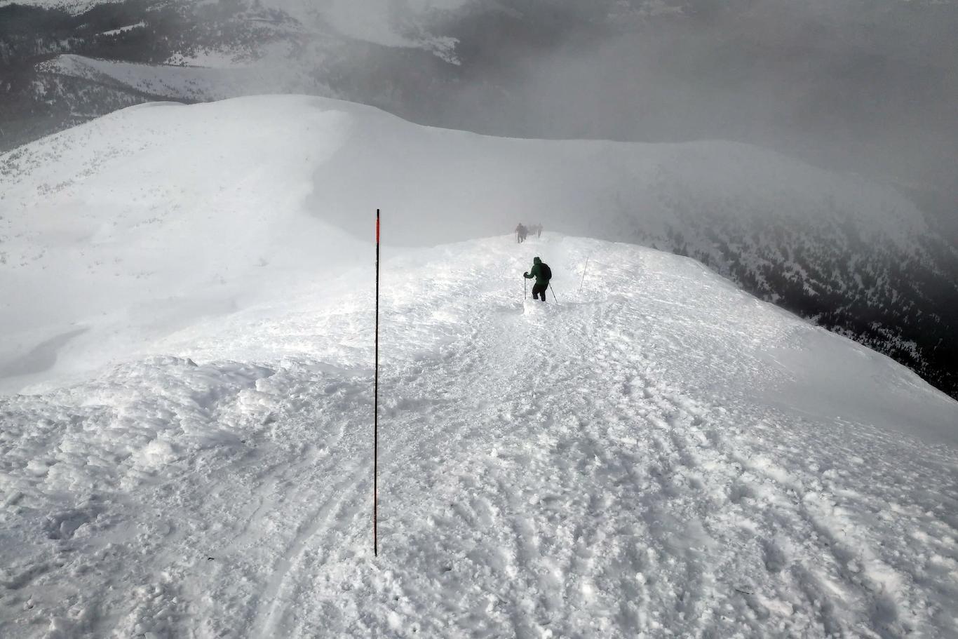 Сніговий карниз та погана видимість: чому взимку в горах краще ходити маркованими маршрутами?