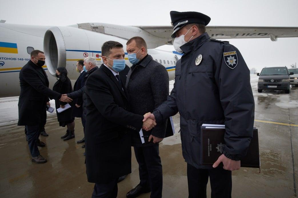 Власника згорілого пансіонату у Харкові затримали, на місце пожежі прибув Зеленський