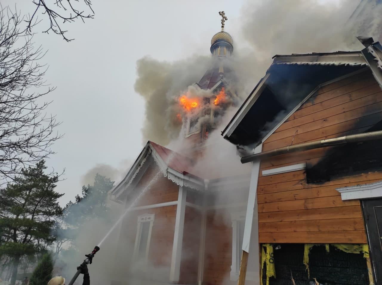 На Кіровоградщині загасили пожежу у старовинній дерев'яній церкві