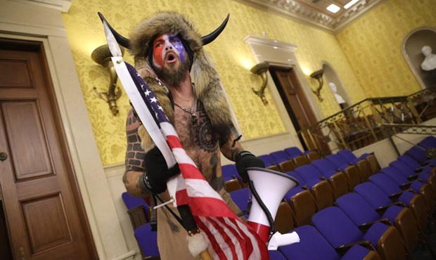 Штурм Капітолія: трьом чоловікам пред'явили звинувачення, під варту взяли і «хлопця у шоломі з рогами»