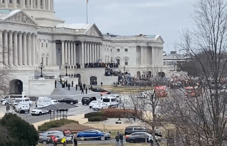 Під будівлею Конгресу США протестують прихильники Трампа, відбуваються сутички з поліцією