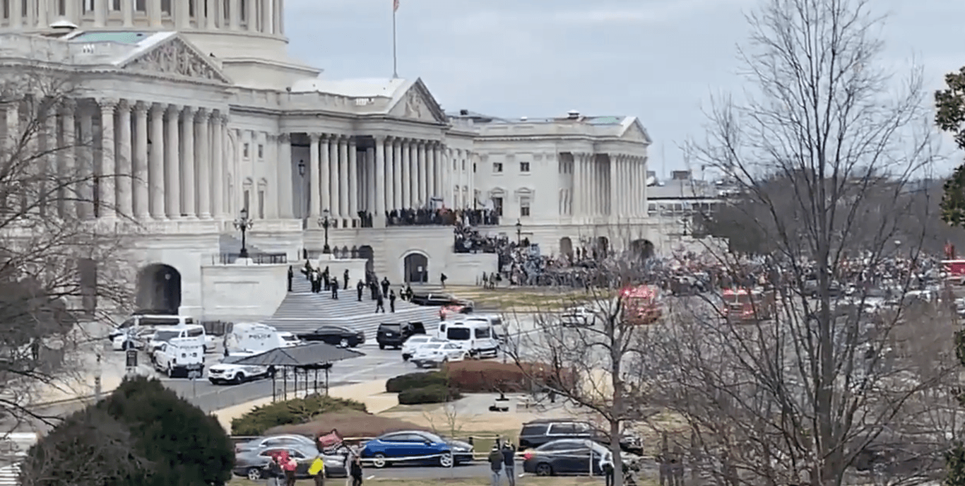 Під будівлею Конгресу США протестують прихильники Трампа, відбуваються сутички з поліцією