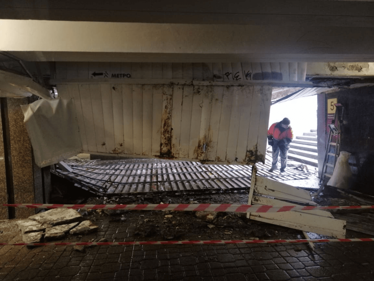 В подземном переходе на Майдане Независимости обвалился потолок (фото)