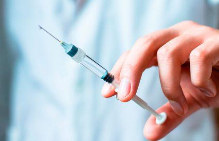 Першими в Україні вакцинуватимуть працівників мобільних бригад із вакцинації і медпрацівників