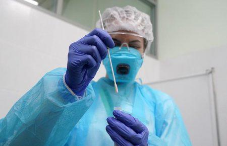 Иммунитет после выздоровления от COVID-19 защищает почти так же эффективно, как вакцина — исследование