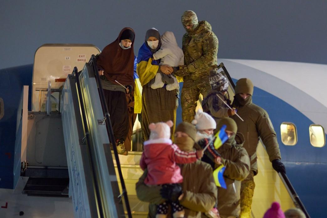 В новогоднюю ночь в Украину вернулись 9 человек, которые находились в лагерях для беженцев в Сирии