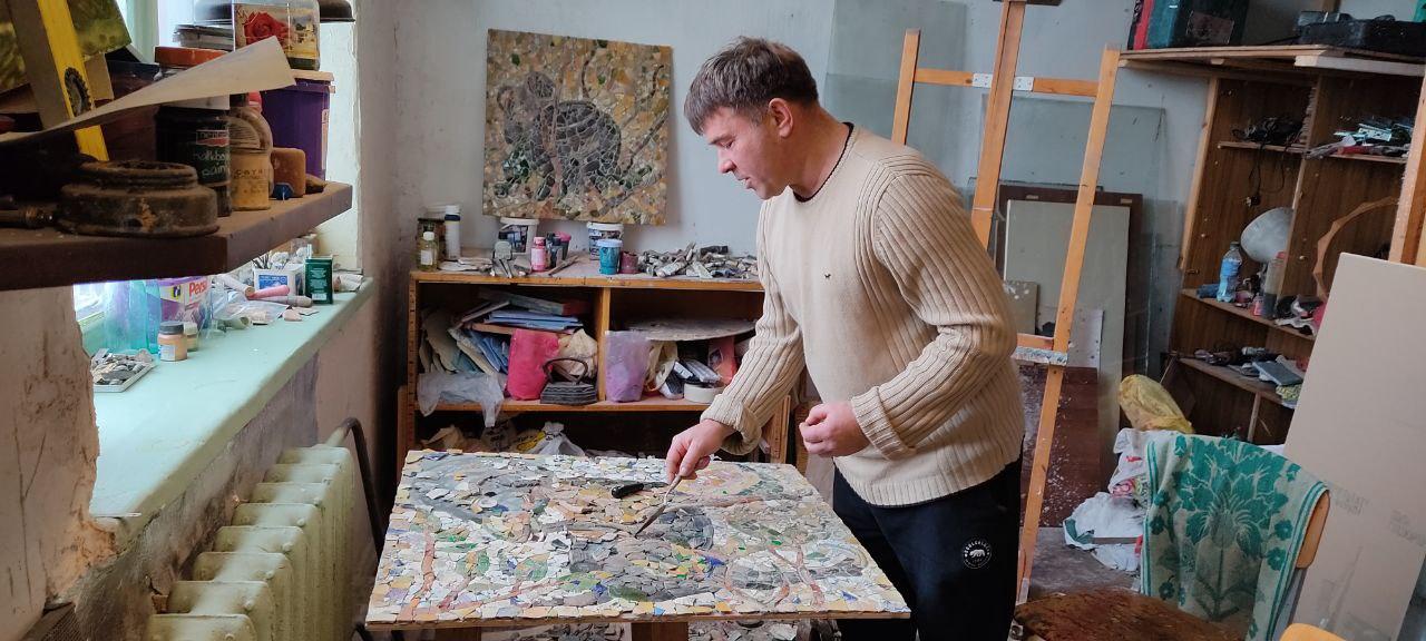 Черкасский художник изготавливает мозаики из осколков посуды из затопленных сел, которые выносит на берег Днепр (фото)