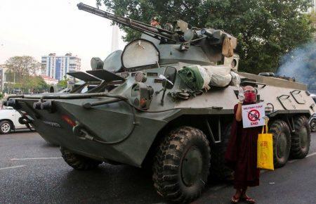 Військова техніка, постріли та відключення інтернету: у М'янмі продовжуються протести