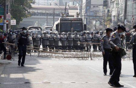 У М'янмі поліція під час протестів використовує бойові патрони
