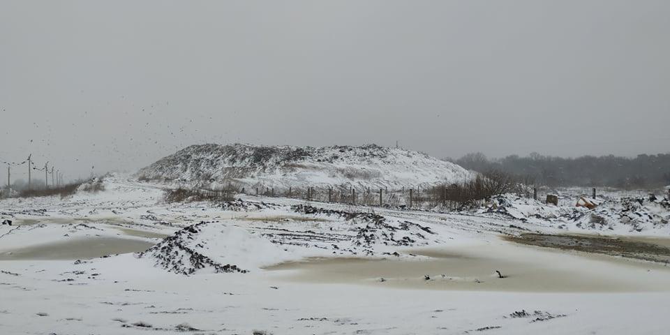 Вонь, пыль, нечистая вода: перегруженный мусорный полигон на Волыни беспокоит местных жителей