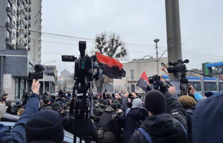 Під телеканалами «НАШ» та «Інтер» збираються протестувальники: вимагають закрити канали