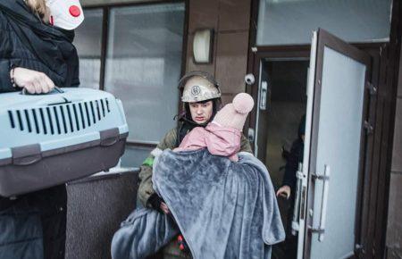 «Пожарная сигнализация не сработала, проснулась от запаха гари» — в Киеве произошел пожар в многоэтажке