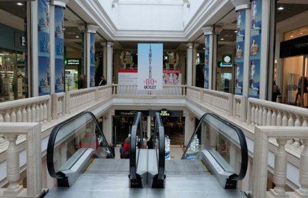 «Глобус» на Майдані Незалежності закрили на вхід, охорона каже — «повідомили про замінування»