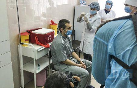 Першим від COVID-19 в Україні вакцинували лікаря із Черкас