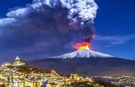 Вулкан Етна викинув лаву та п'ятикілометровий стовп попелу під час виверження