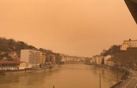 Ветер принес песок из Сахары: во французском Лионе «пожелтело» небо вследствие природного феномена (ФОТО)