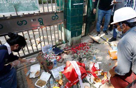 Поліція застосувала зброю на протестах у М'янмі: щонайменше 18 загиблих