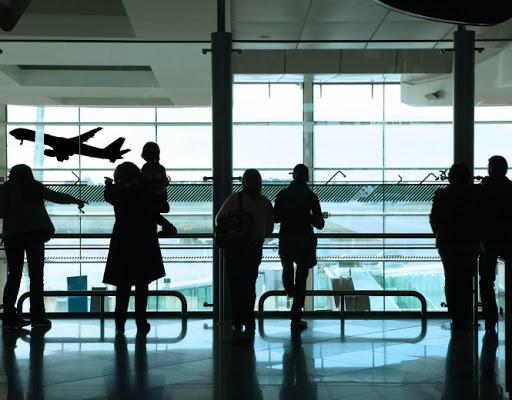 В Евросоюзе ввели «темно-красные» зоны COVID-19 и новые правила передвижения