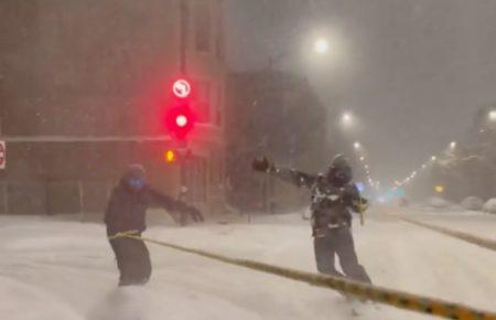 В Українському селі у засніженому Чикаго сноубордисти влаштували катання просто вулицею (відео)
