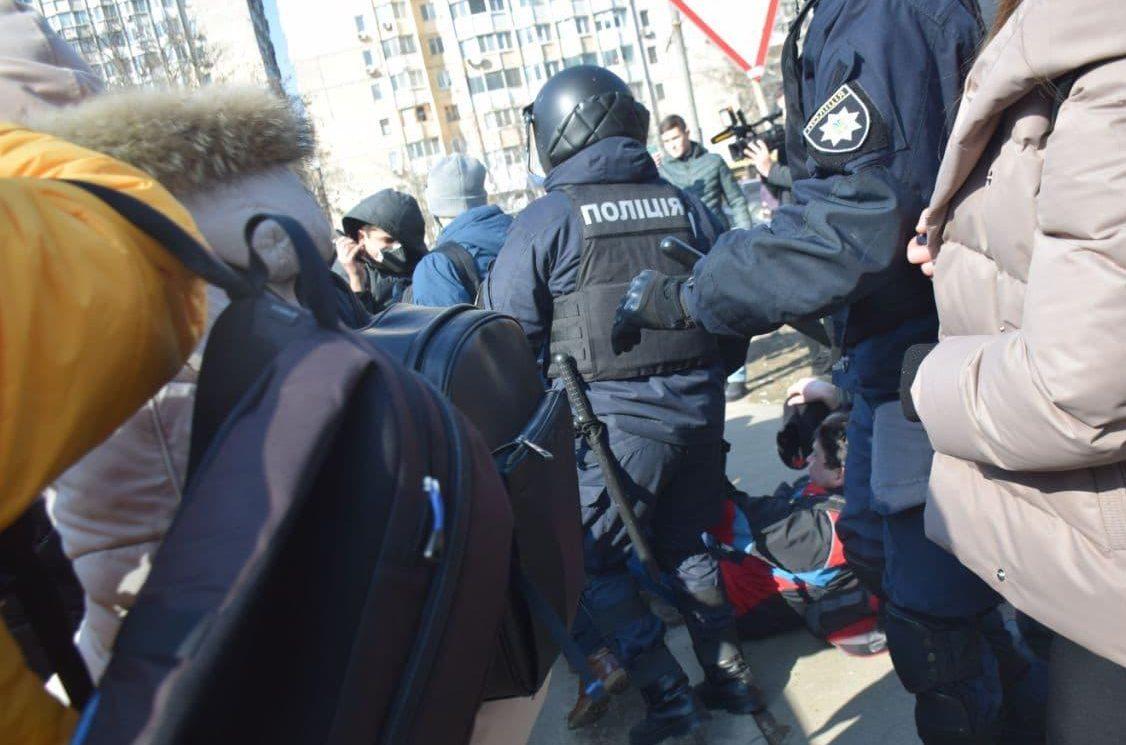 «Правоохоронці з застосуванням сили відтіснили активістів»: Стерненка вивезли до СІЗО