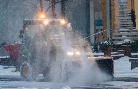 Київ та область засипає снігом, на вулиці вийшли сотні одиниць спецтехніки (ВІДЕО)