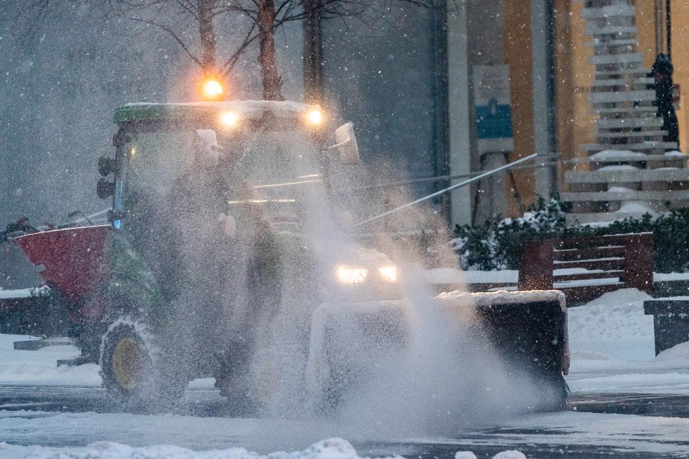 Київ та область засипає снігом, на вулиці вийшли сотні одиниць спецтехніки (ВІДЕО)