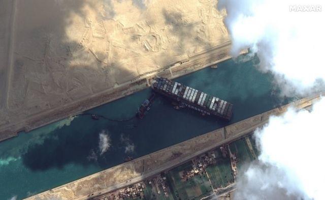 Єгипет починає розслідування щодо блокування Суецького каналу контейнеровозом