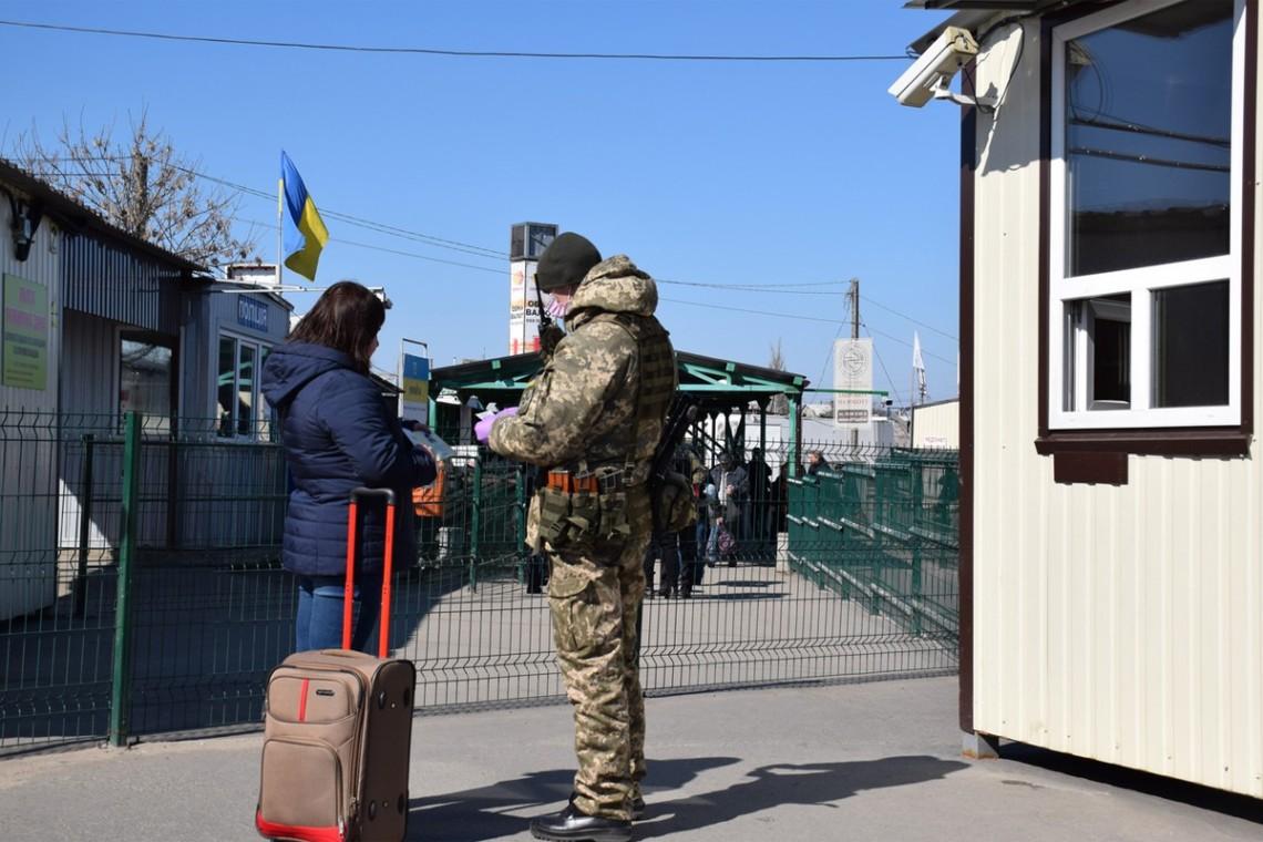 Люди, які мають доступ до держтаємниці, проходитимуть через КПВВ за одноразовим дозволом