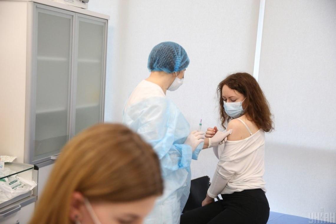 В Україні першу дозу вакцини від COVID-19 отримали ще 9 832 людини