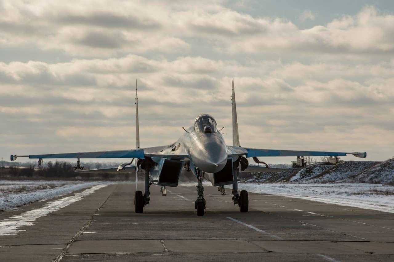 В авіабригаді ЗСУ у Василькові легковий автомобіль зіткнувся з літаком