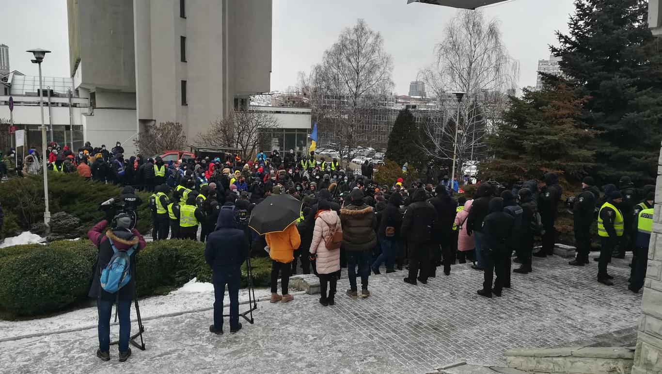 У центрі Києва збирається акція «Ні з’їзду суддівської нечесті!»