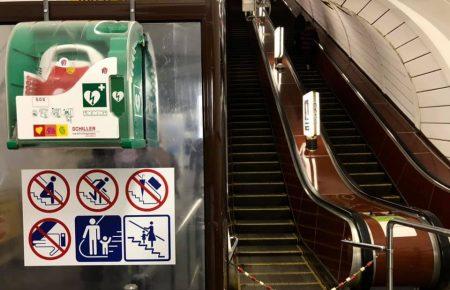 У київському метро завдяки дефібрилятору врятували людині життя