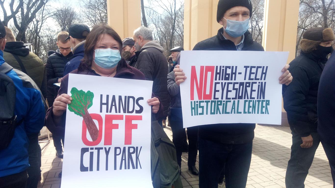 «Земля, не призначена для закладів освіти»: маріупольці протестували проти будівництва приватного університету у парку