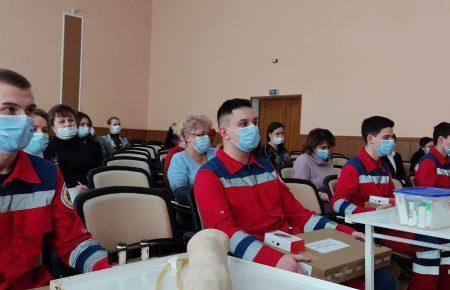 В Черкассах 20 врачей и медсестер научились прививать от COVID-19