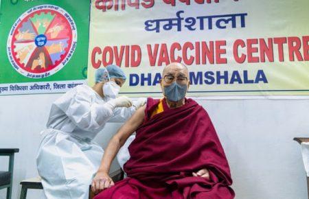 Далай-лама вакцинувався від COVID-19 і закликав людей «бути сміливими»