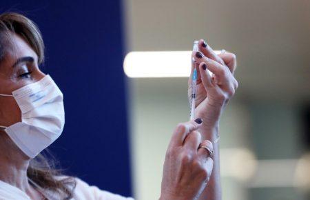 За два наступних місяці в Ізраїлі планують вакцинувати всіх громадян — лікар