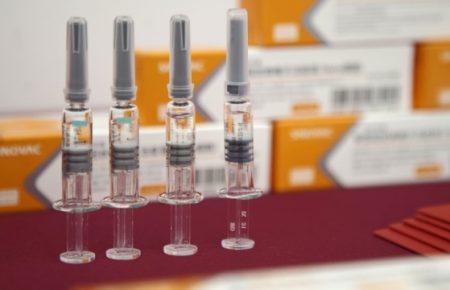 Перша партія вакцини CoronaVac прибула до України