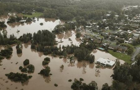 Злива в Австралії: у Новому Південному Уельсі затопило дороги, вода дістається вікон