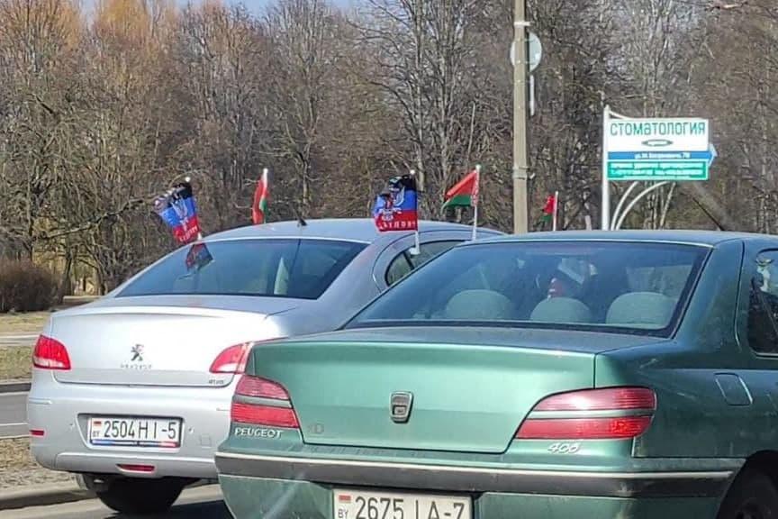 На одній з автівок автопробігу на підтримку Лукашенка були прапорці «ДНР» — Радіо Свобода